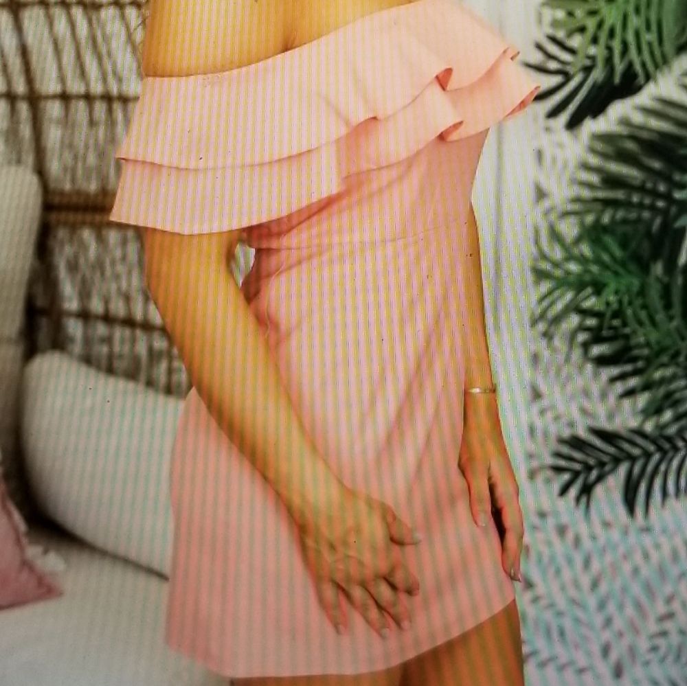 Off-the-shoulder Ruffles - Picture 3 of 3